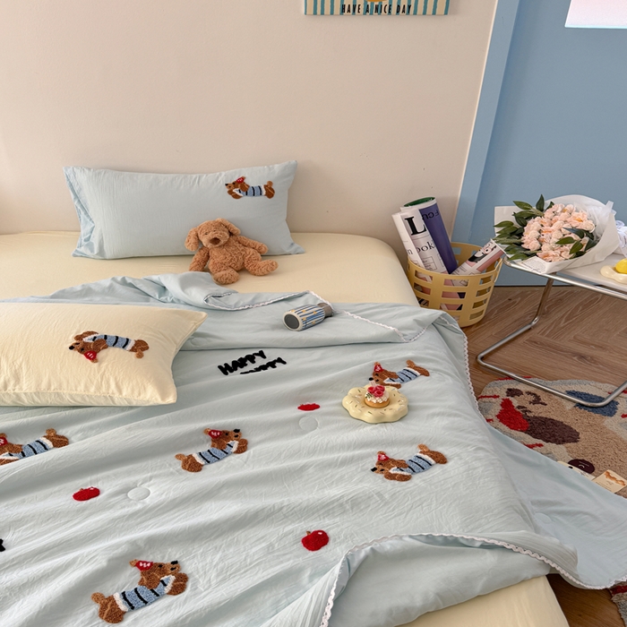 91家纺网 家纺一手货源 找家纺 Sweet dreams甜梦 2025新款亲肤水洗棉毛巾刺绣夏被空调被夏凉被四件套 蓝光小狗
