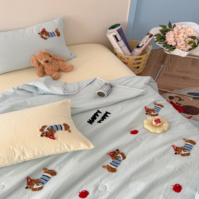 91家纺网 家纺一手货源 找家纺 Sweet dreams甜梦 2025新款亲肤水洗棉毛巾刺绣夏被空调被夏凉被四件套 蓝光小狗