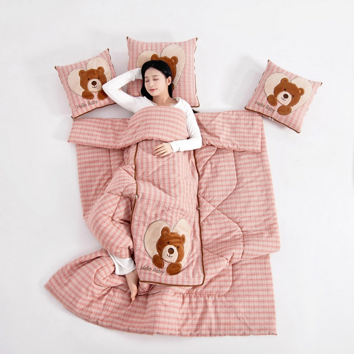 91家纺网 家纺一手货源 找家纺 （总）阳光依佰抱枕被 2025新款全棉色织爱心熊抱抌被(控价小号券后不低于59元，大号不低于89元)