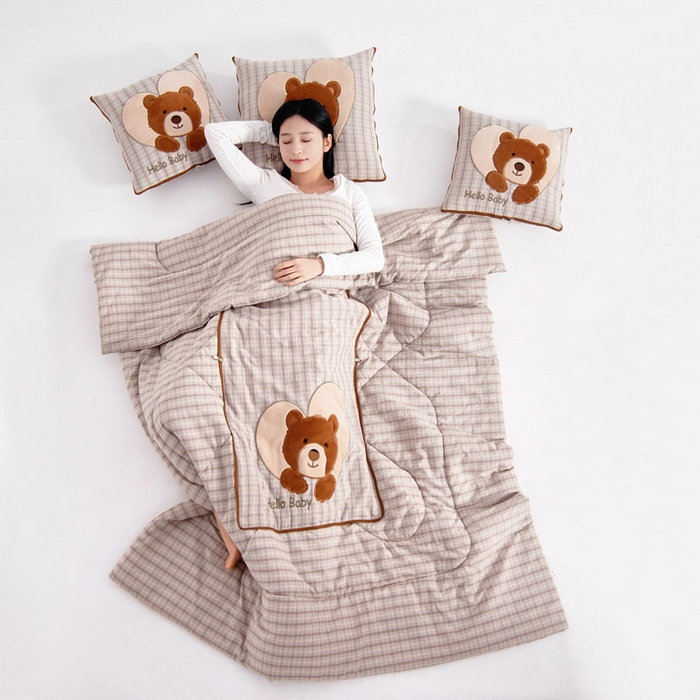 91家纺网 家纺一手货源 找家纺 （总）阳光依佰抱枕被 2025新款全棉色织爱心熊抱抌被(控价小号券后不低于59元，大号不低于89元)