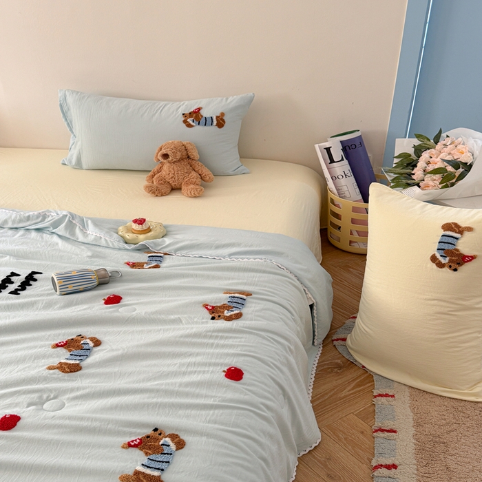 91家纺网 家纺一手货源 找家纺 Sweet dreams甜梦 2025新款亲肤水洗棉毛巾刺绣夏被空调被夏凉被四件套 蓝光小狗