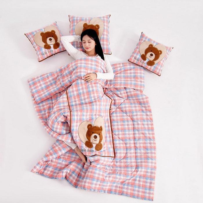 91家纺网 家纺一手货源 找家纺 （总）阳光依佰抱枕被 2025新款全棉色织爱心熊抱抌被(控价小号券后不低于59元，大号不低于89元)