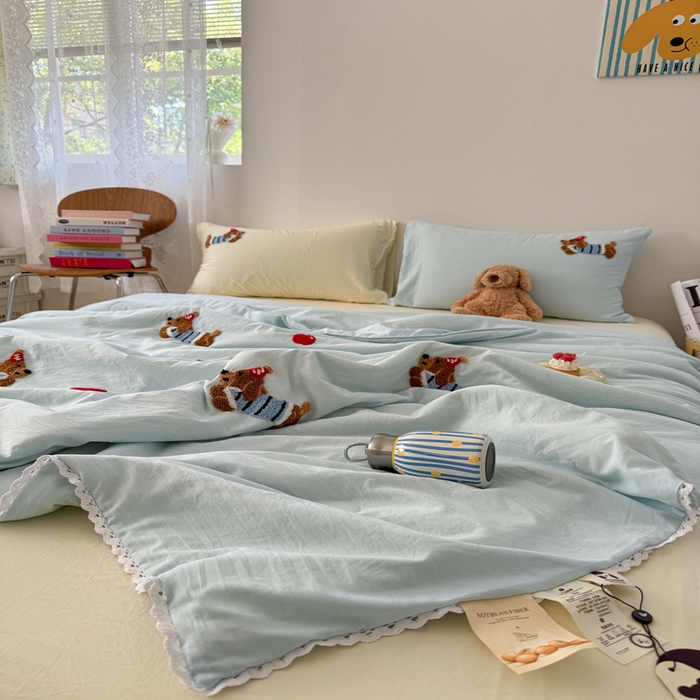 91家纺网 家纺一手货源 找家纺 Sweet dreams甜梦 2025新款亲肤水洗棉毛巾刺绣夏被空调被夏凉被四件套 蓝光小狗