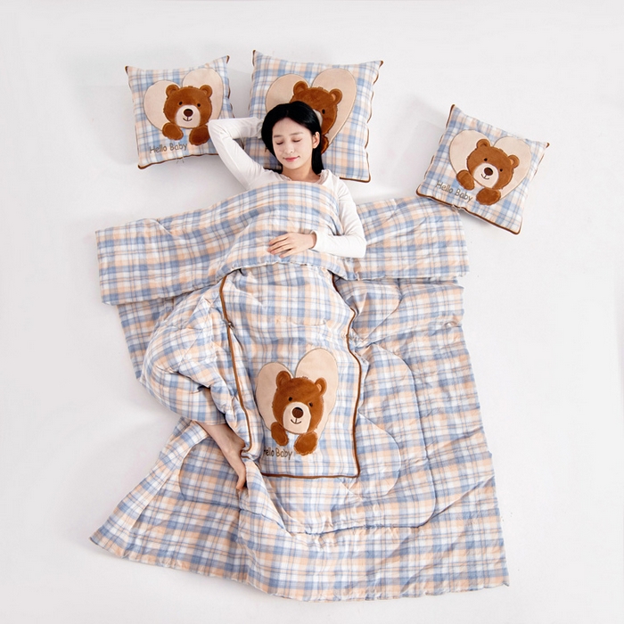 91家纺网 家纺一手货源 找家纺 （总）阳光依佰抱枕被 2025新款全棉色织爱心熊抱抌被(控价小号券后不低于59元，大号不低于89元)