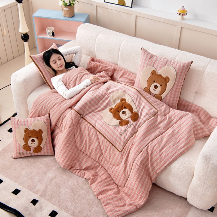 91家纺网 家纺一手货源 找家纺 阳光依佰抱枕被 2025新款全棉色织爱心熊抱抌被(控价小号券后不低于59元，大号不低于89元) 爱心熊一日落红