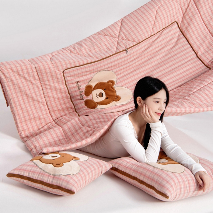 91家纺网 家纺一手货源 找家纺 阳光依佰抱枕被 2025新款全棉色织爱心熊抱抌被(控价小号券后不低于59元，大号不低于89元) 爱心熊一日落红