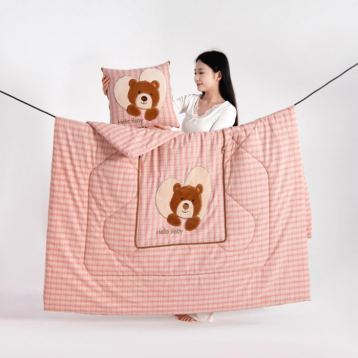 91家纺网 家纺一手货源 找家纺 阳光依佰抱枕被 2025新款全棉色织爱心熊抱抌被(控价小号券后不低于59元，大号不低于89元) 爱心熊一日落红