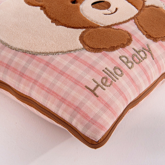 91家纺网 家纺一手货源 找家纺 阳光依佰抱枕被 2025新款全棉色织爱心熊抱抌被(控价小号券后不低于59元，大号不低于89元) 爱心熊一日落红