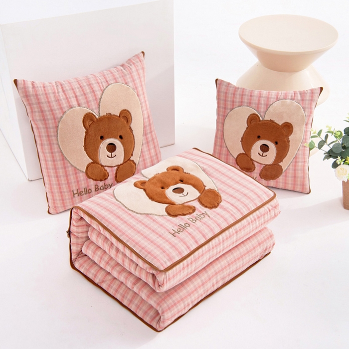 91家纺网 家纺一手货源 找家纺 阳光依佰抱枕被 2025新款全棉色织爱心熊抱抌被(控价小号券后不低于59元，大号不低于89元) 爱心熊一日落红