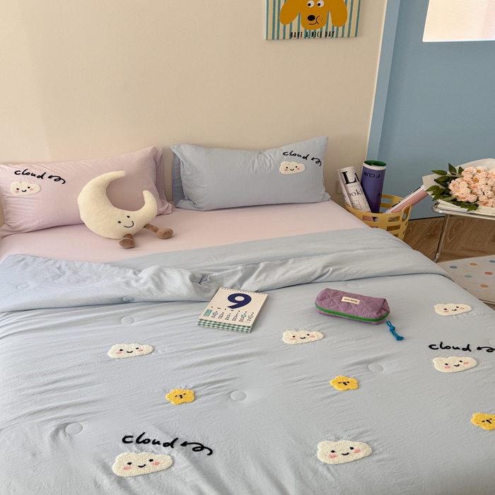 91家纺网 家纺一手货源 找家纺 Sweet dreams甜梦 2025新款亲肤水洗棉毛巾刺绣夏被空调被夏凉被四件套 蓝紫云朵