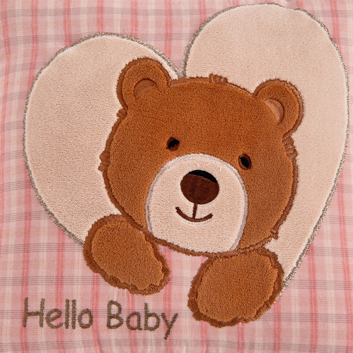 91家纺网 家纺一手货源 找家纺 阳光依佰抱枕被 2025新款全棉色织爱心熊抱抌被(控价小号券后不低于59元，大号不低于89元) 爱心熊一日落红