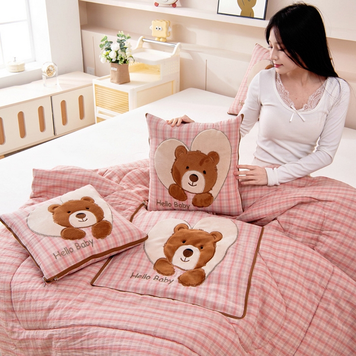 91家纺网 家纺一手货源 找家纺 阳光依佰抱枕被 2025新款全棉色织爱心熊抱抌被(控价小号券后不低于59元，大号不低于89元) 爱心熊一日落红