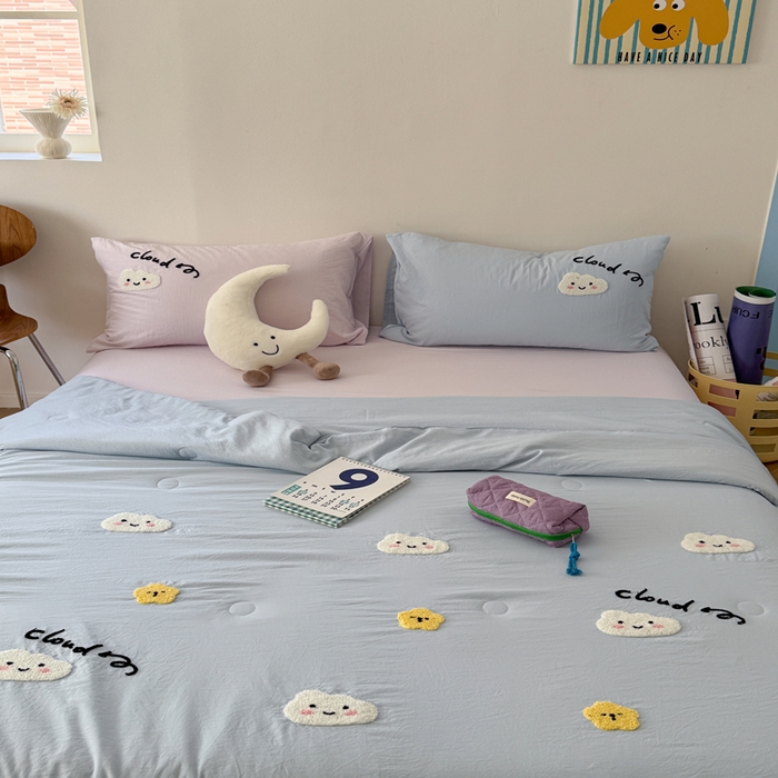 91家纺网 家纺一手货源 找家纺 Sweet dreams甜梦 2025新款亲肤水洗棉毛巾刺绣夏被空调被夏凉被四件套 蓝紫云朵