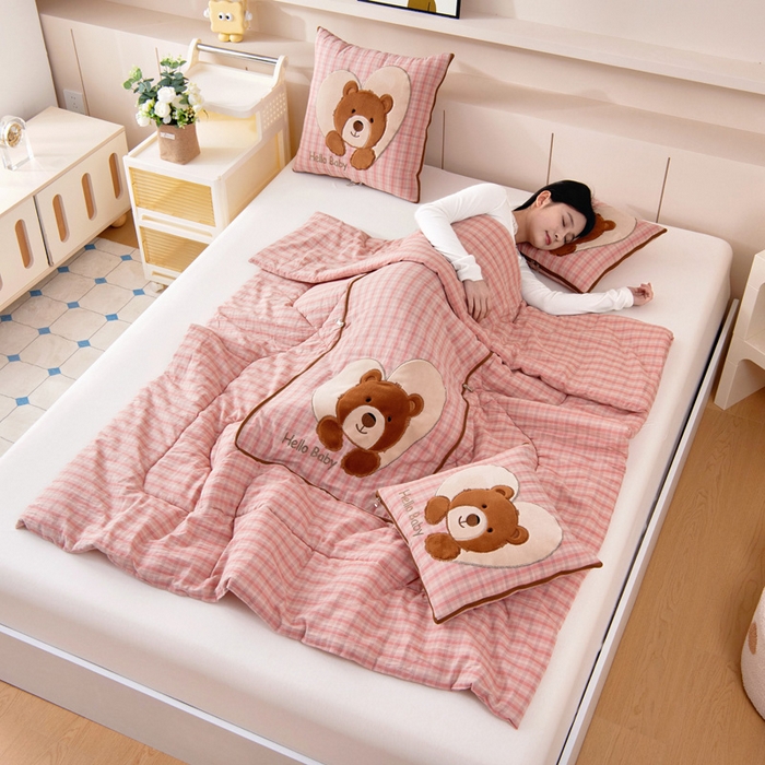 91家纺网 家纺一手货源 找家纺 阳光依佰抱枕被 2025新款全棉色织爱心熊抱抌被(控价小号券后不低于59元，大号不低于89元) 爱心熊一日落红