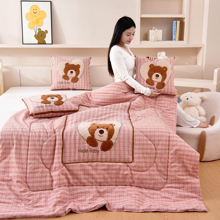 91家纺网 家纺一手货源 找家纺 阳光依佰抱枕被 2025新款全棉色织爱心熊抱抌被(控价小号券后不低于59元，大号不低于89元) 爱心熊一日落红