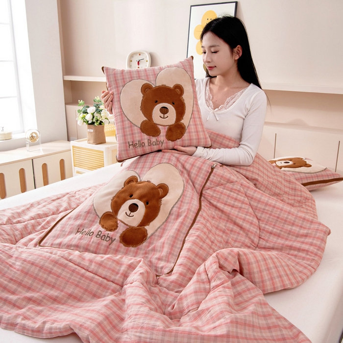 91家纺网 家纺一手货源 找家纺 阳光依佰抱枕被 2025新款全棉色织爱心熊抱抌被(控价小号券后不低于59元，大号不低于89元) 爱心熊一日落红