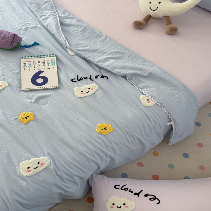 91家纺网 家纺一手货源 找家纺 Sweet dreams甜梦 2025新款亲肤水洗棉毛巾刺绣夏被空调被夏凉被四件套 蓝紫云朵