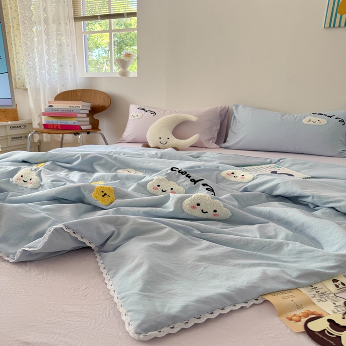 91家纺网 家纺一手货源 找家纺 Sweet dreams甜梦 2025新款亲肤水洗棉毛巾刺绣夏被空调被夏凉被四件套 蓝紫云朵