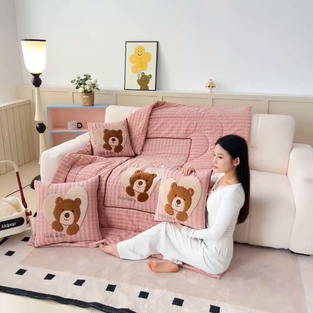 91家纺网 家纺一手货源 找家纺 阳光依佰抱枕被 2025新款全棉色织爱心熊抱抌被(控价小号券后不低于59元，大号不低于89元) 爱心熊一日落红