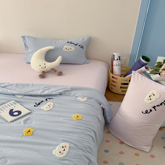 91家纺网 家纺一手货源 找家纺 Sweet dreams甜梦 2025新款亲肤水洗棉毛巾刺绣夏被空调被夏凉被四件套 蓝紫云朵