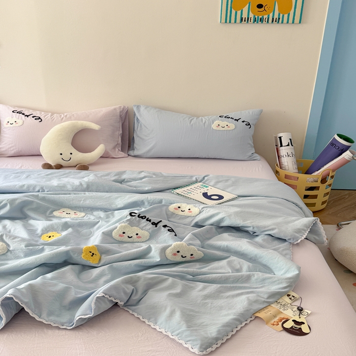 91家纺网 家纺一手货源 找家纺 Sweet dreams甜梦 2025新款亲肤水洗棉毛巾刺绣夏被空调被夏凉被四件套 蓝紫云朵