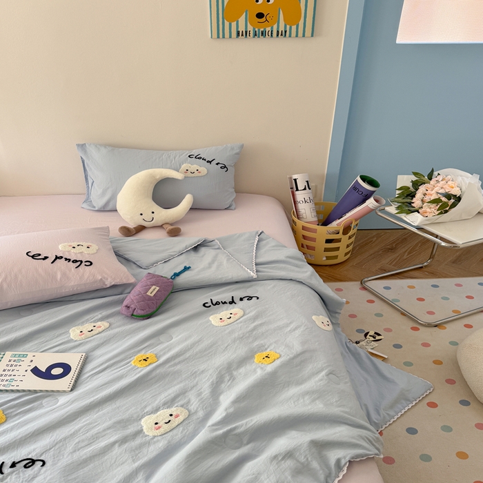 91家纺网 家纺一手货源 找家纺 Sweet dreams甜梦 2025新款亲肤水洗棉毛巾刺绣夏被空调被夏凉被四件套 蓝紫云朵