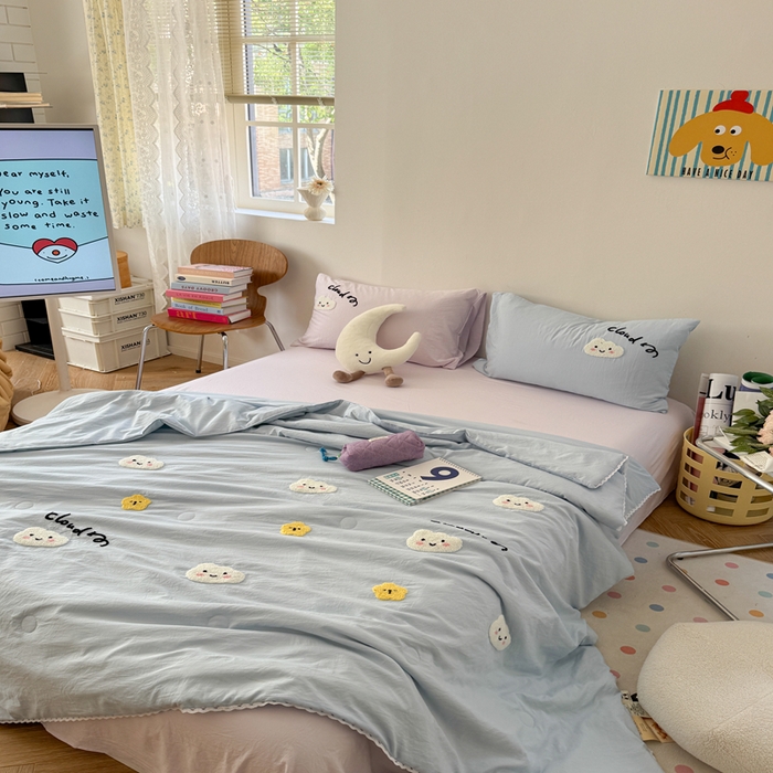 91家纺网 家纺一手货源 找家纺 Sweet dreams甜梦 2025新款亲肤水洗棉毛巾刺绣夏被空调被夏凉被四件套 蓝紫云朵