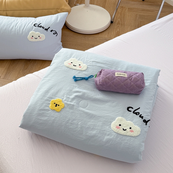 91家纺网 家纺一手货源 找家纺 Sweet dreams甜梦 2025新款亲肤水洗棉毛巾刺绣夏被空调被夏凉被四件套 蓝紫云朵