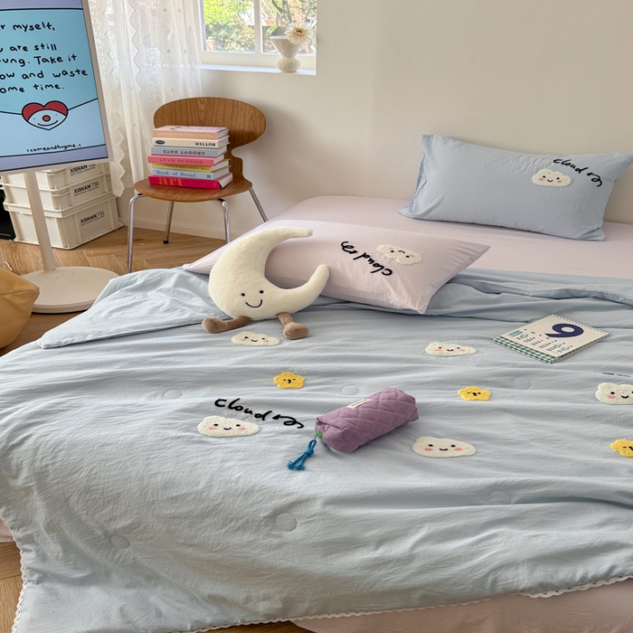 91家纺网 家纺一手货源 找家纺 Sweet dreams甜梦 2025新款亲肤水洗棉毛巾刺绣夏被空调被夏凉被四件套 蓝紫云朵