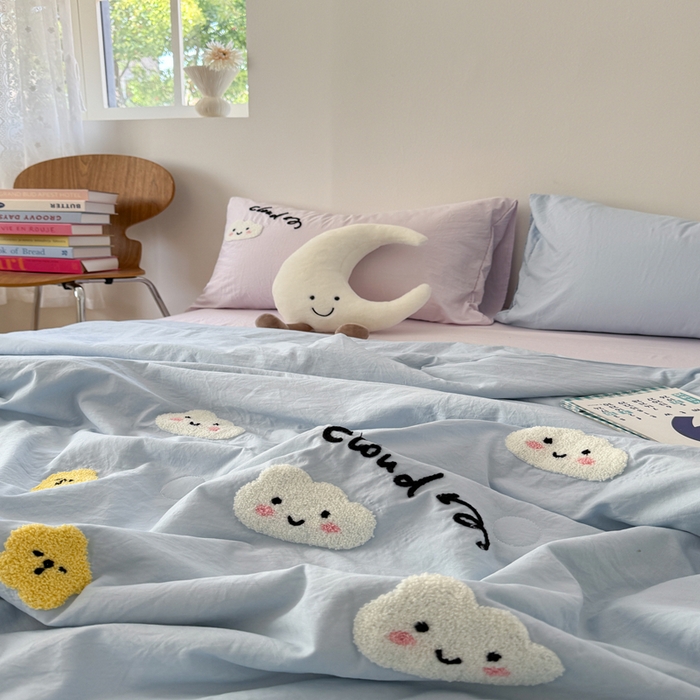 91家纺网 家纺一手货源 找家纺 Sweet dreams甜梦 2025新款亲肤水洗棉毛巾刺绣夏被空调被夏凉被四件套 蓝紫云朵