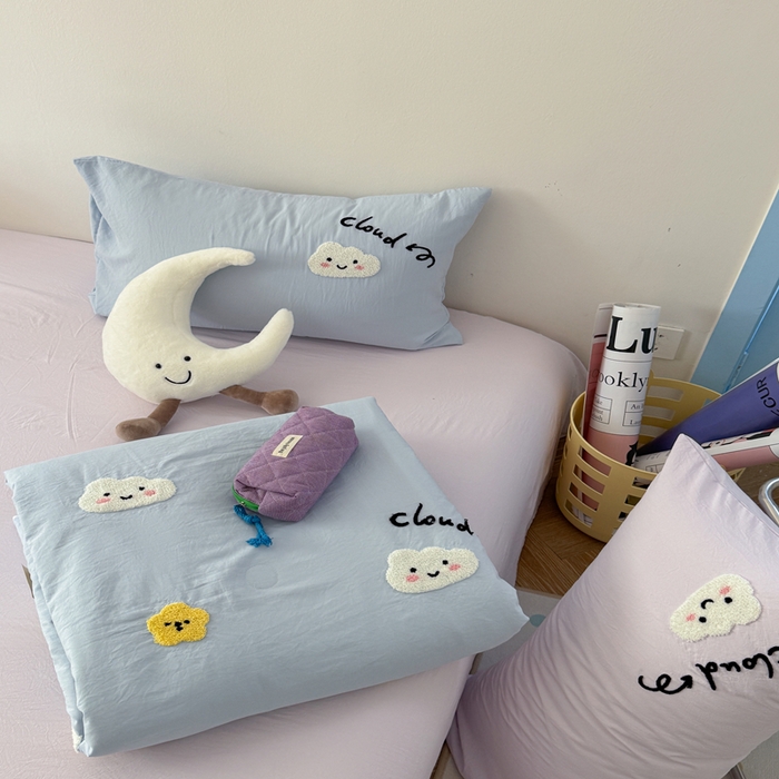 91家纺网 家纺一手货源 找家纺 Sweet dreams甜梦 2025新款亲肤水洗棉毛巾刺绣夏被空调被夏凉被四件套 蓝紫云朵