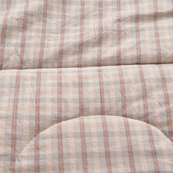 91家纺网 家纺一手货源 找家纺 阳光依佰抱枕被 2025新款全棉色织爱心熊抱抌被(控价小号券后不低于59元，大号不低于89元) 爱心熊一日落灰