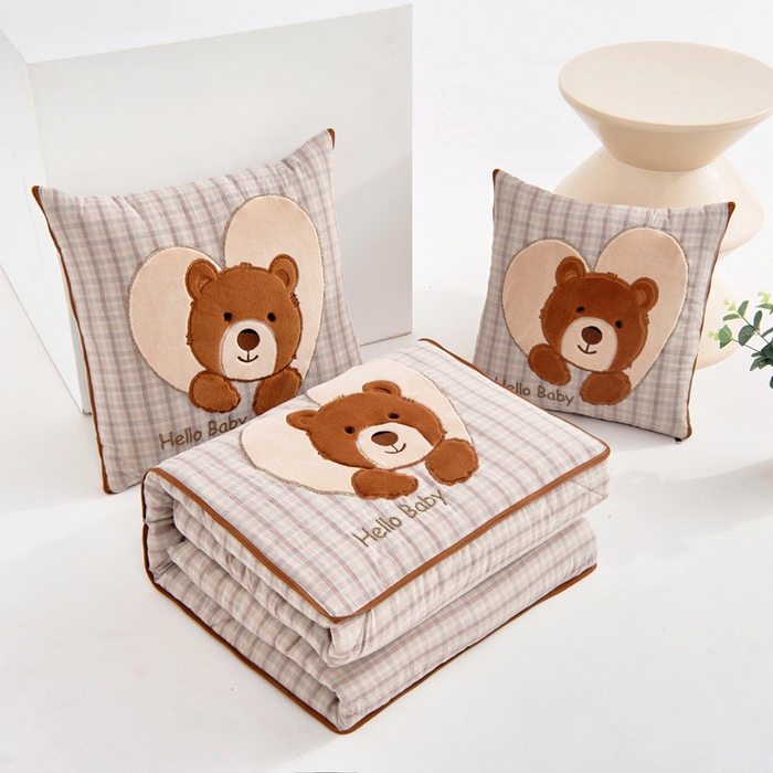 91家纺网 家纺一手货源 找家纺 阳光依佰抱枕被 2025新款全棉色织爱心熊抱抌被(控价小号券后不低于59元，大号不低于89元) 爱心熊一日落灰