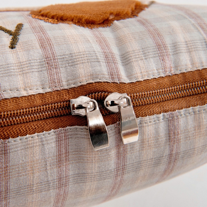 91家纺网 家纺一手货源 找家纺 阳光依佰抱枕被 2025新款全棉色织爱心熊抱抌被(控价小号券后不低于59元，大号不低于89元) 爱心熊一日落灰