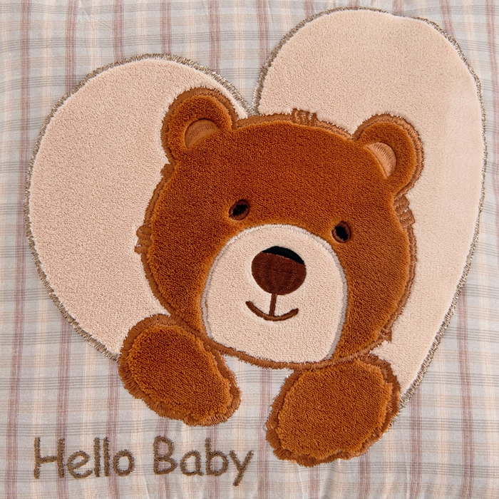 91家纺网 家纺一手货源 找家纺 阳光依佰抱枕被 2025新款全棉色织爱心熊抱抌被(控价小号券后不低于59元，大号不低于89元) 爱心熊一日落灰