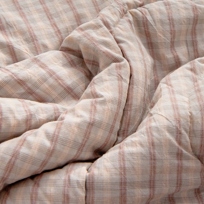 91家纺网 家纺一手货源 找家纺 阳光依佰抱枕被 2025新款全棉色织爱心熊抱抌被(控价小号券后不低于59元，大号不低于89元) 爱心熊一日落灰