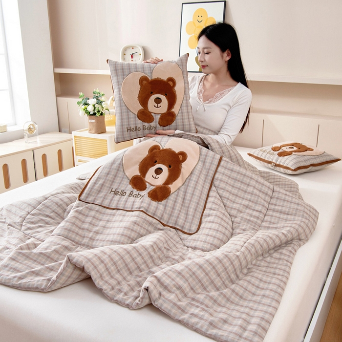 91家纺网 家纺一手货源 找家纺 阳光依佰抱枕被 2025新款全棉色织爱心熊抱抌被(控价小号券后不低于59元，大号不低于89元) 爱心熊一日落灰