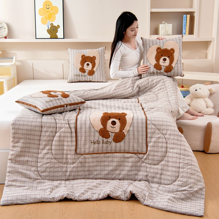 91家纺网 家纺一手货源 找家纺 阳光依佰抱枕被 2025新款全棉色织爱心熊抱抌被(控价小号券后不低于59元，大号不低于89元) 爱心熊一日落灰