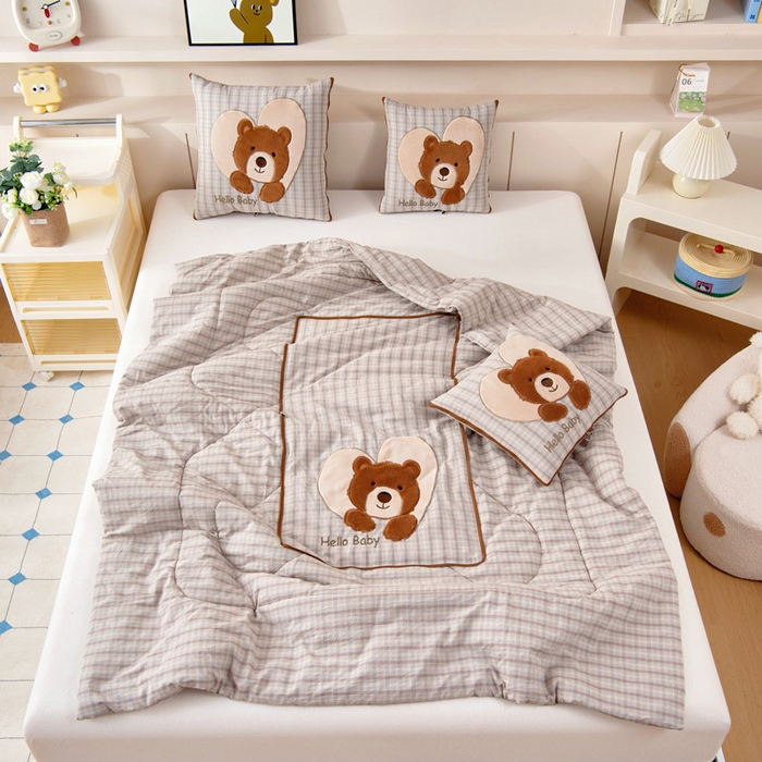 91家纺网 家纺一手货源 找家纺 阳光依佰抱枕被 2025新款全棉色织爱心熊抱抌被(控价小号券后不低于59元，大号不低于89元) 爱心熊一日落灰