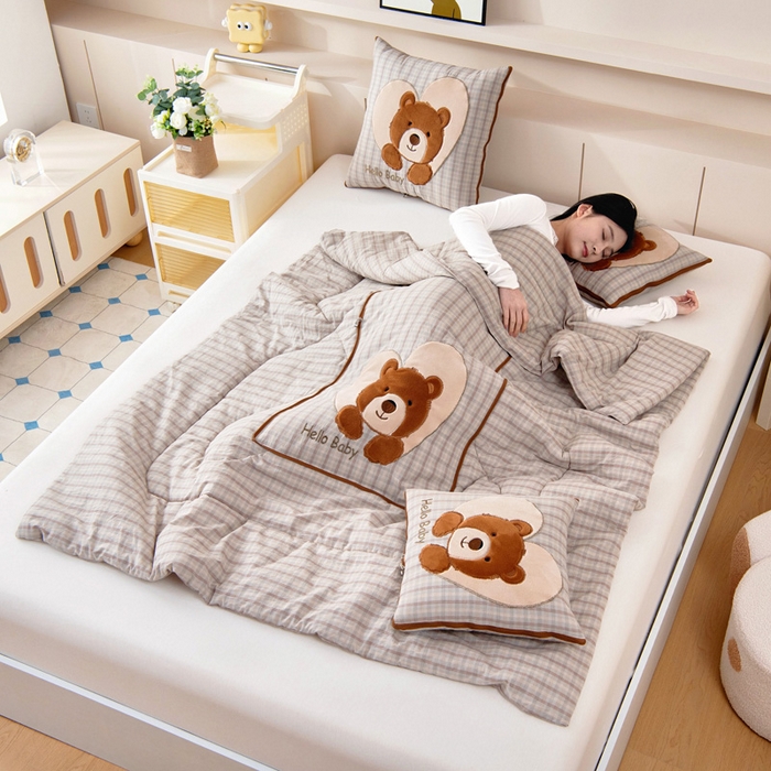 91家纺网 家纺一手货源 找家纺 阳光依佰抱枕被 2025新款全棉色织爱心熊抱抌被(控价小号券后不低于59元，大号不低于89元) 爱心熊一日落灰