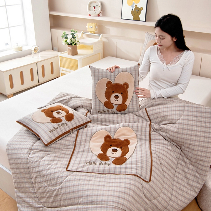 91家纺网 家纺一手货源 找家纺 阳光依佰抱枕被 2025新款全棉色织爱心熊抱抌被(控价小号券后不低于59元，大号不低于89元) 爱心熊一日落灰