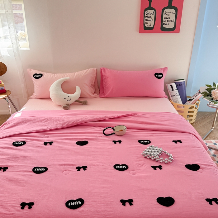 91家纺网 家纺一手货源 找家纺 Sweet dreams甜梦 2025新款亲肤水洗棉毛巾刺绣夏被空调被夏凉被四件套 玫粉MIU