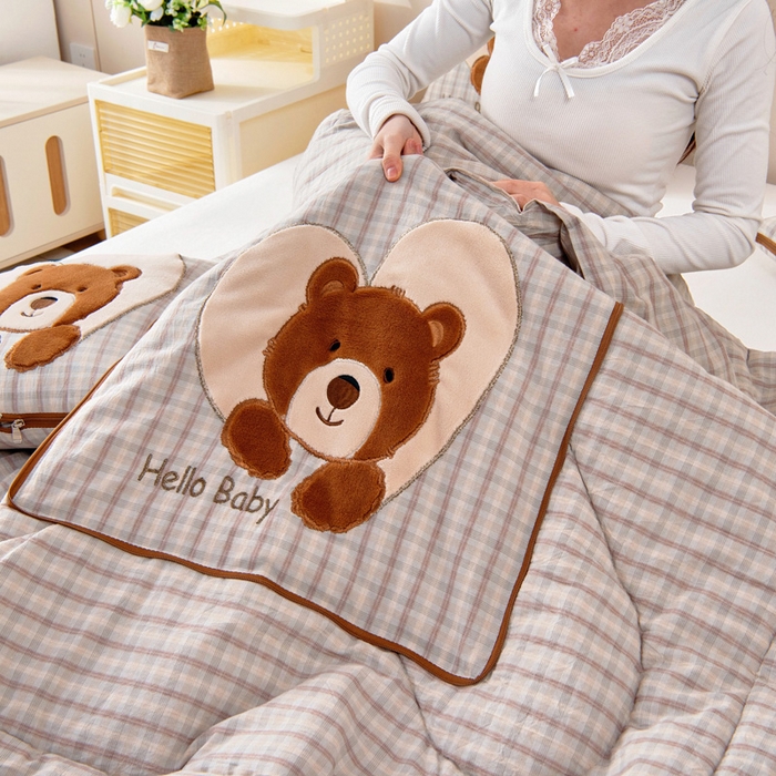 91家纺网 家纺一手货源 找家纺 阳光依佰抱枕被 2025新款全棉色织爱心熊抱抌被(控价小号券后不低于59元，大号不低于89元) 爱心熊一日落灰