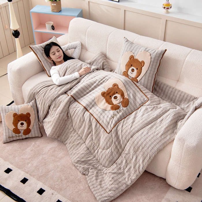 91家纺网 家纺一手货源 找家纺 阳光依佰抱枕被 2025新款全棉色织爱心熊抱抌被(控价小号券后不低于59元，大号不低于89元) 爱心熊一日落灰