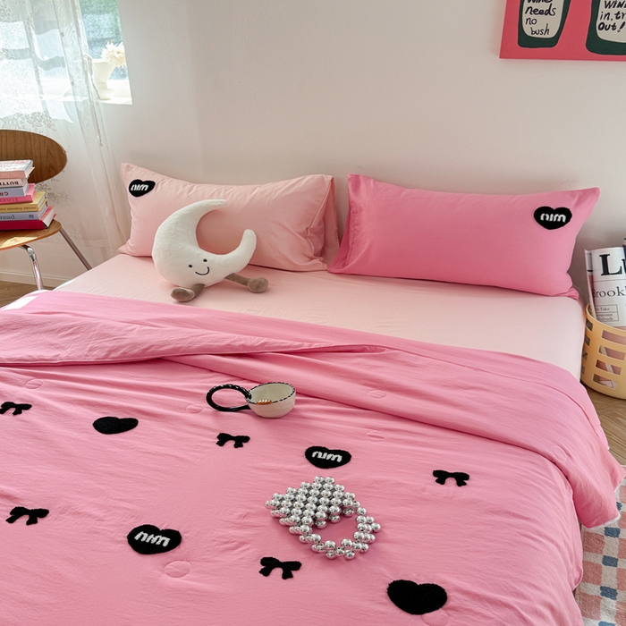 91家纺网 家纺一手货源 找家纺 Sweet dreams甜梦 2025新款亲肤水洗棉毛巾刺绣夏被空调被夏凉被四件套 玫粉MIU