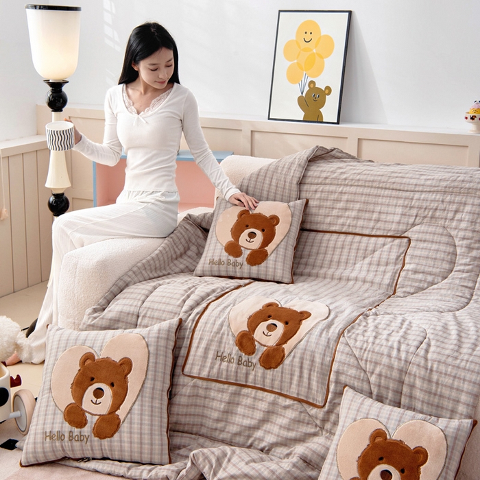 91家纺网 家纺一手货源 找家纺 阳光依佰抱枕被 2025新款全棉色织爱心熊抱抌被(控价小号券后不低于59元，大号不低于89元) 爱心熊一日落灰