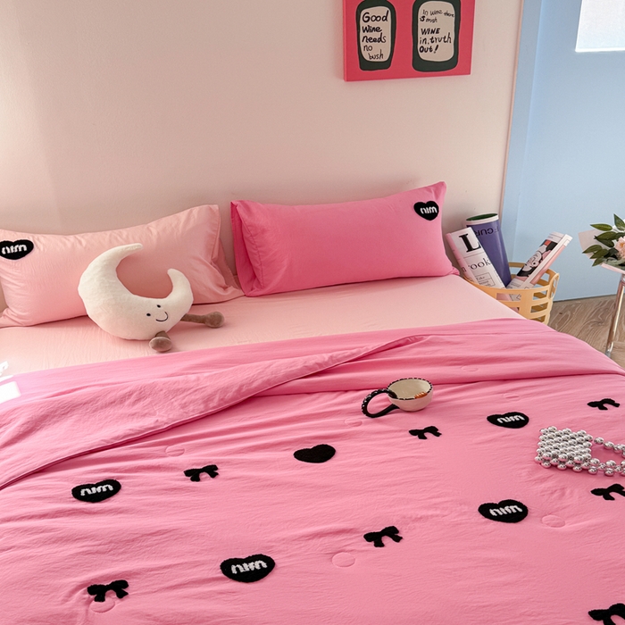 91家纺网 家纺一手货源 找家纺 Sweet dreams甜梦 2025新款亲肤水洗棉毛巾刺绣夏被空调被夏凉被四件套 玫粉MIU