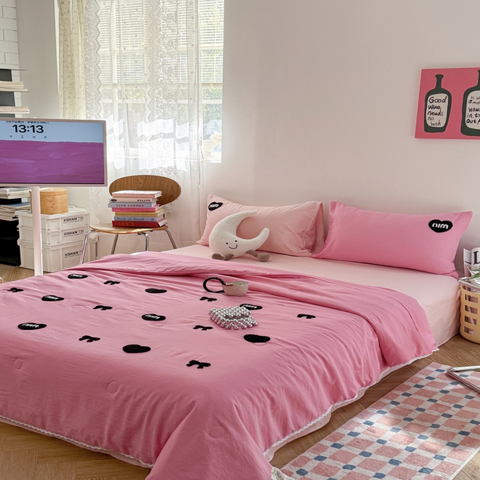 91家纺网 家纺一手货源 找家纺 Sweet dreams甜梦 2025新款亲肤水洗棉毛巾刺绣夏被空调被夏凉被四件套 玫粉MIU