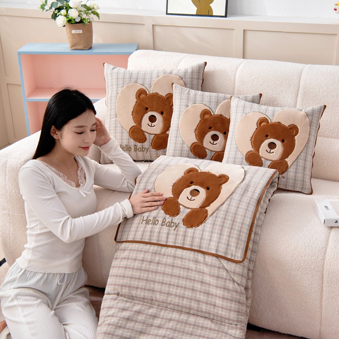 91家纺网 家纺一手货源 找家纺 阳光依佰抱枕被 2025新款全棉色织爱心熊抱抌被(控价小号券后不低于59元，大号不低于89元) 爱心熊一日落灰