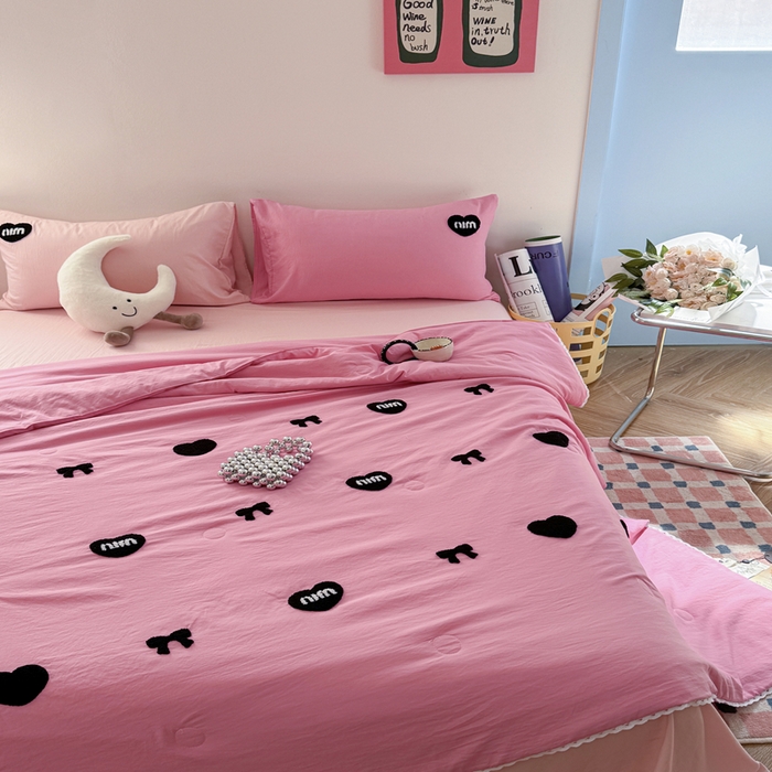 91家纺网 家纺一手货源 找家纺 Sweet dreams甜梦 2025新款亲肤水洗棉毛巾刺绣夏被空调被夏凉被四件套 玫粉MIU